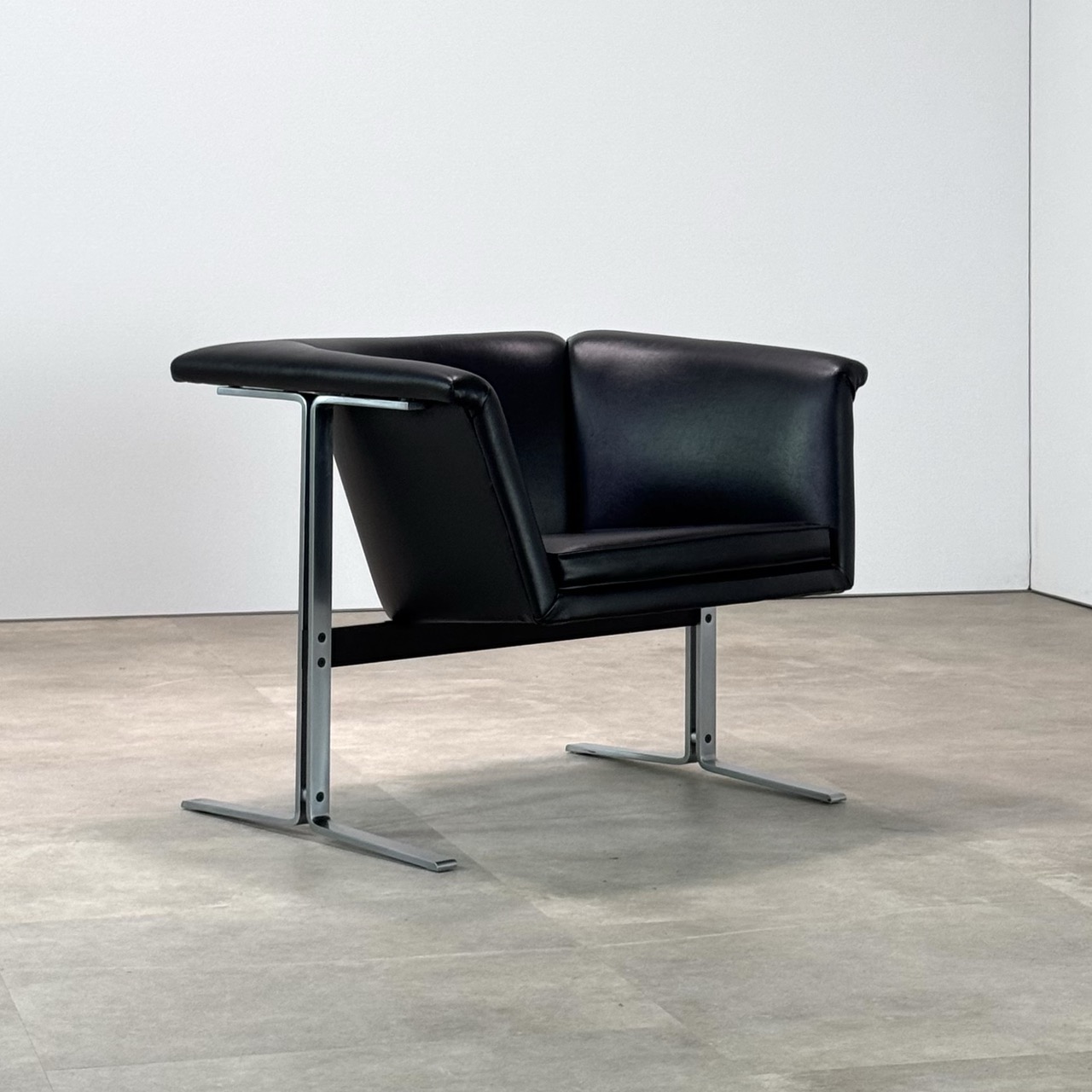 Vintage Lounge Chair "042"