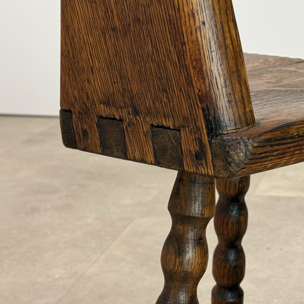 Brutalist Stool Spanish 