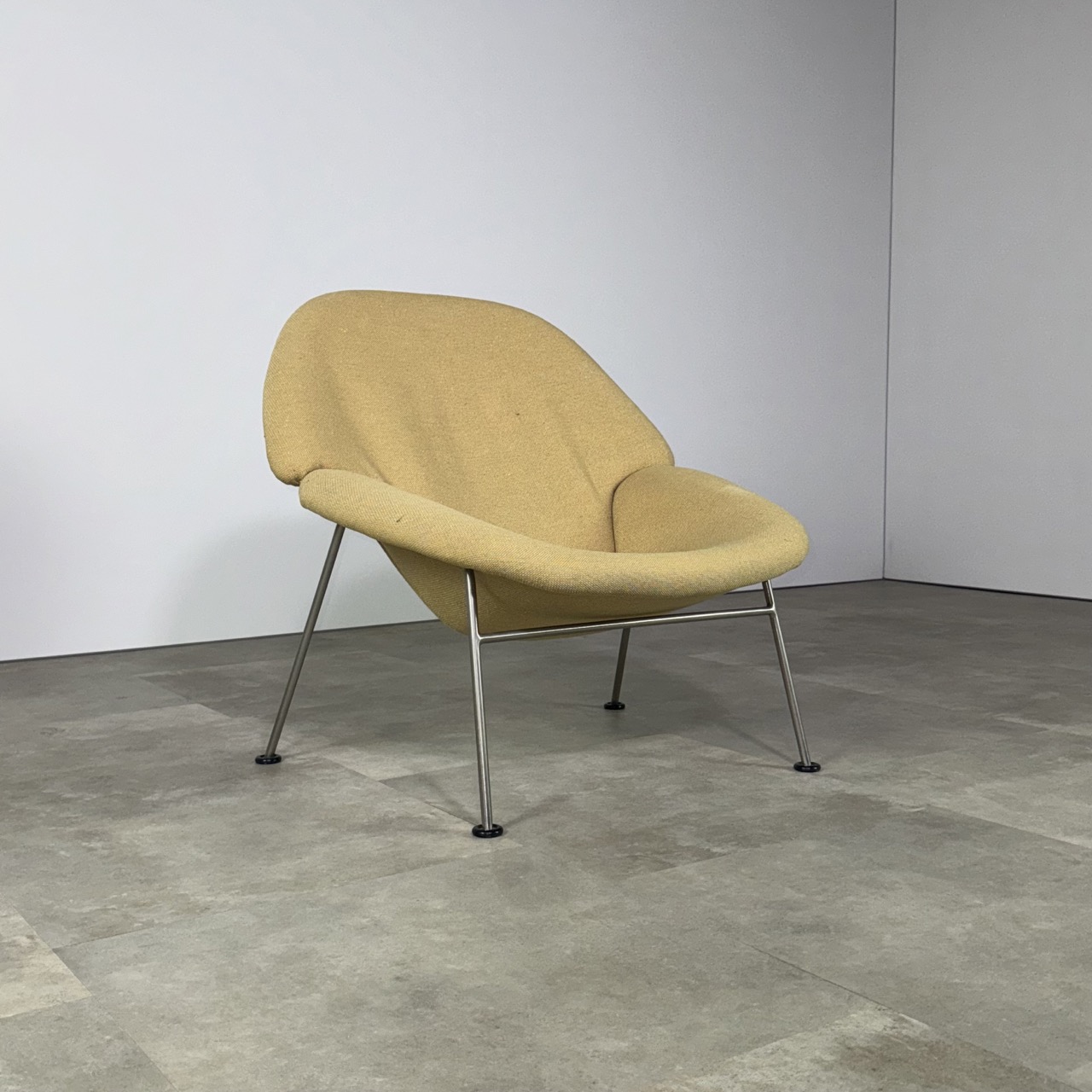 "F555" Easy Chair 