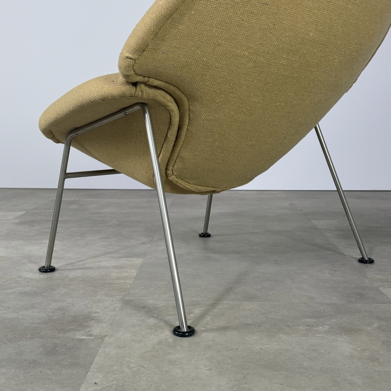 "F555" Easy Chair 