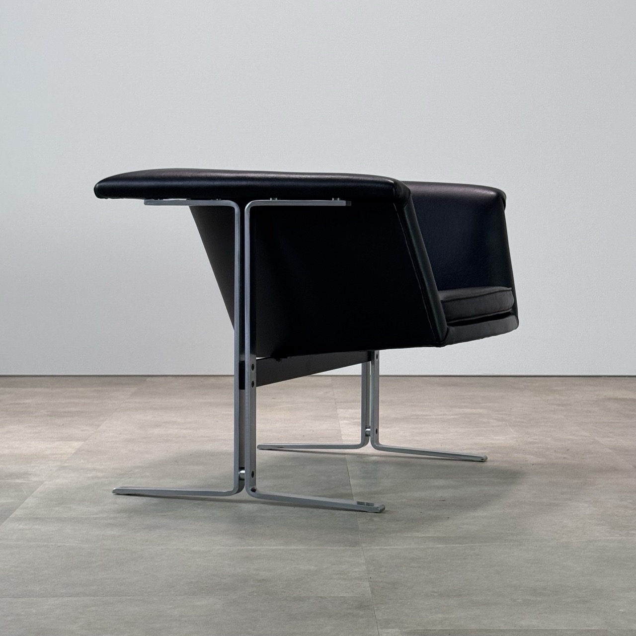 Vintage Lounge Chair "042"