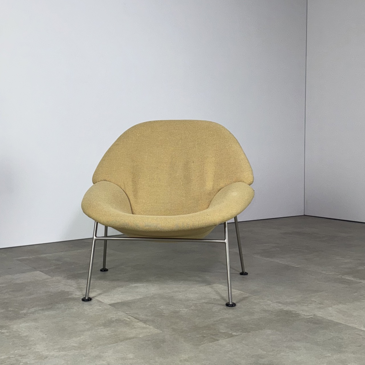 "F555" Easy Chair 