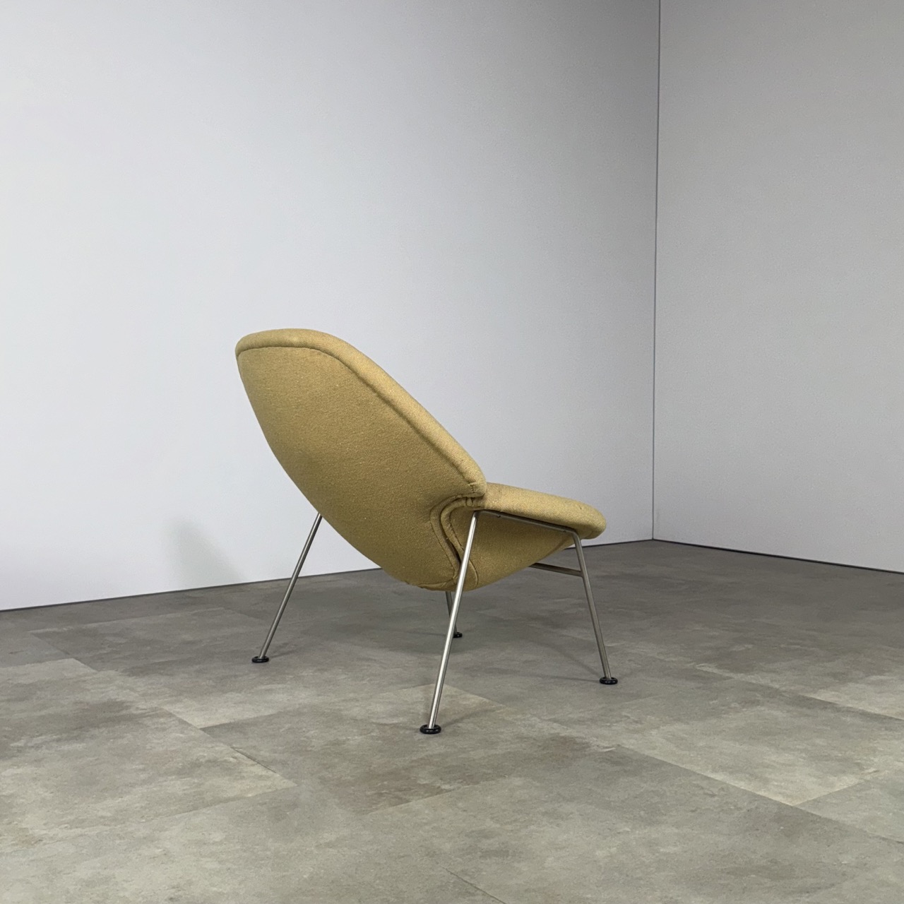 "F555" Easy Chair 