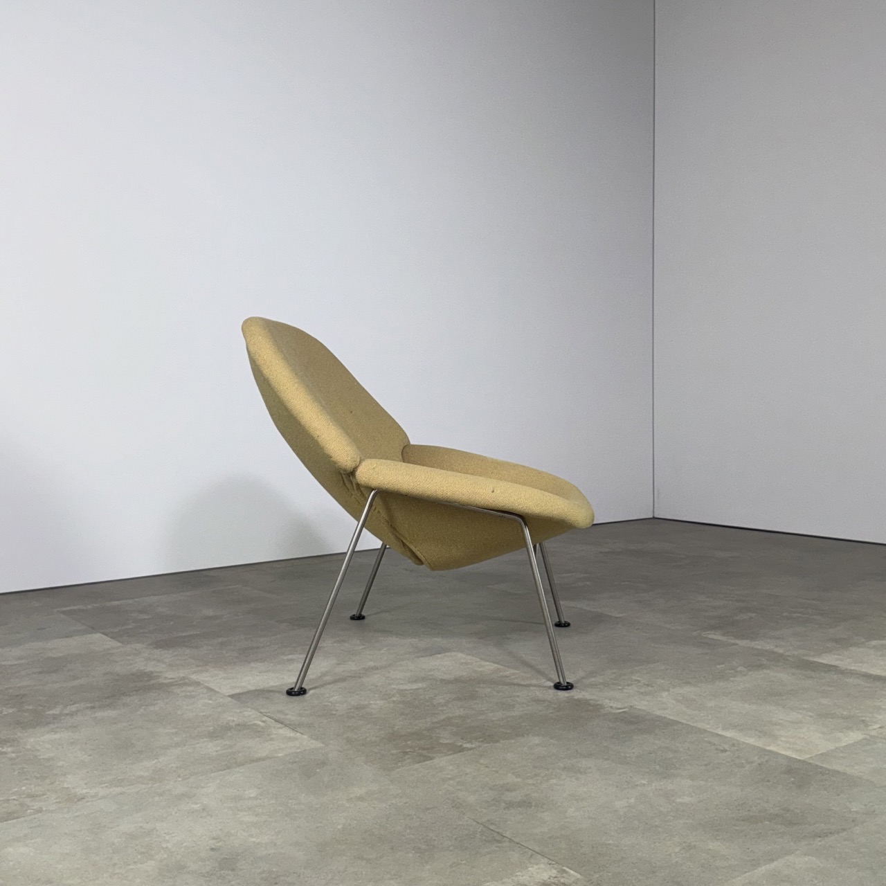 "F555" Easy Chair 