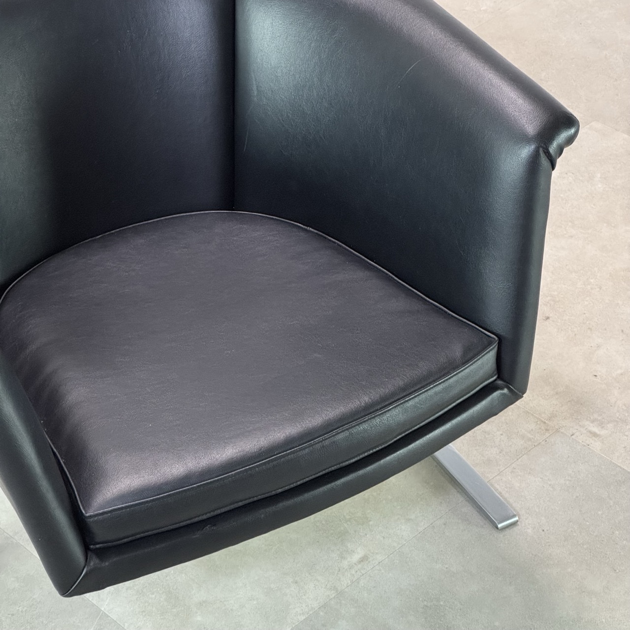 Vintage Lounge Chair "042"