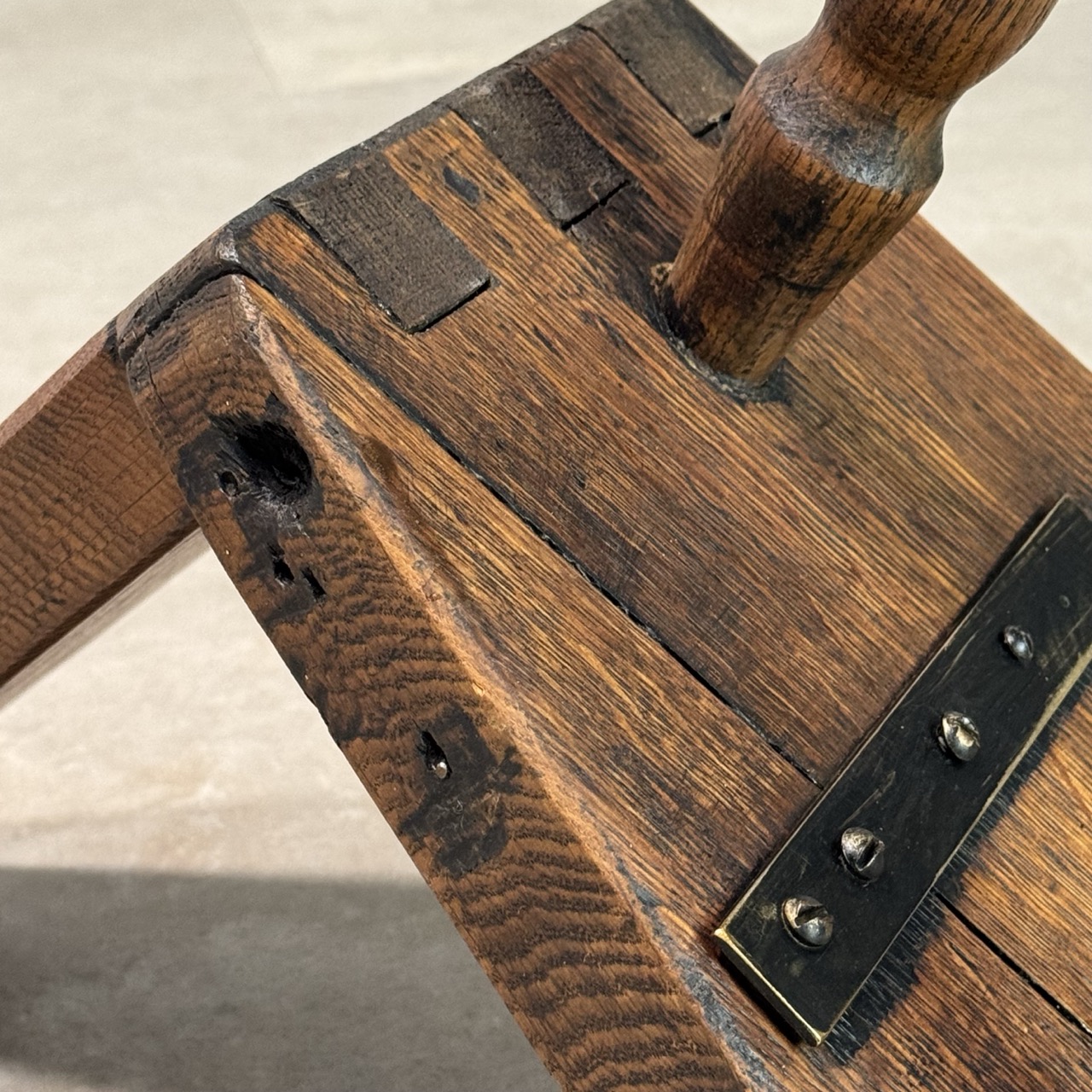 Brutalist Stool Spanish 