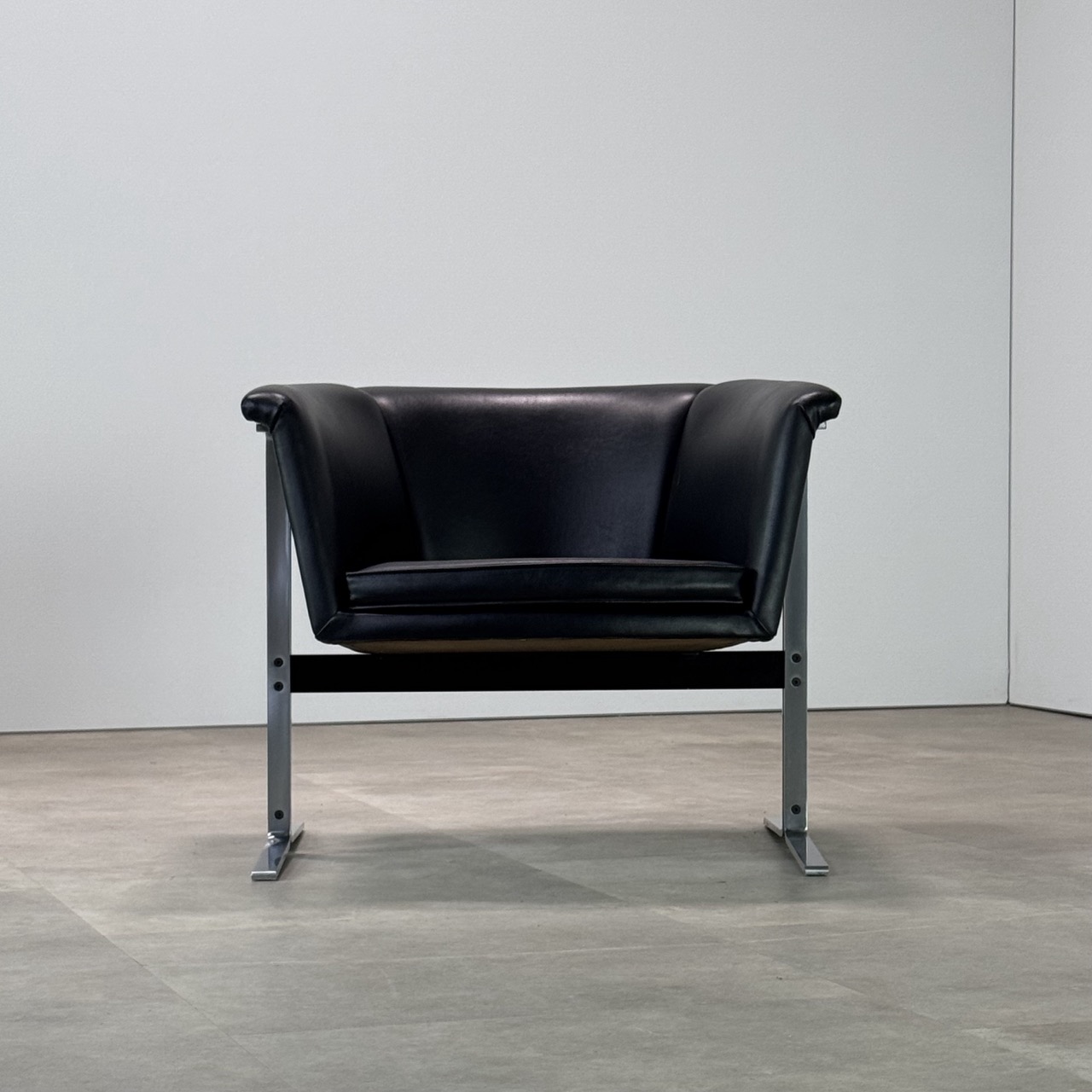 Vintage Lounge Chair "042"